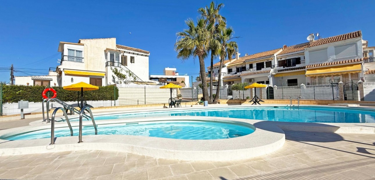 Sale - Bungalow -
Torrevieja - Torrelamata - La Mata
