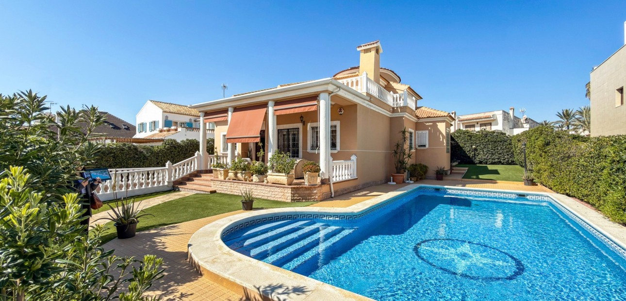 Sale - Detached Villa -
Torrevieja - Torrelamata - La Mata