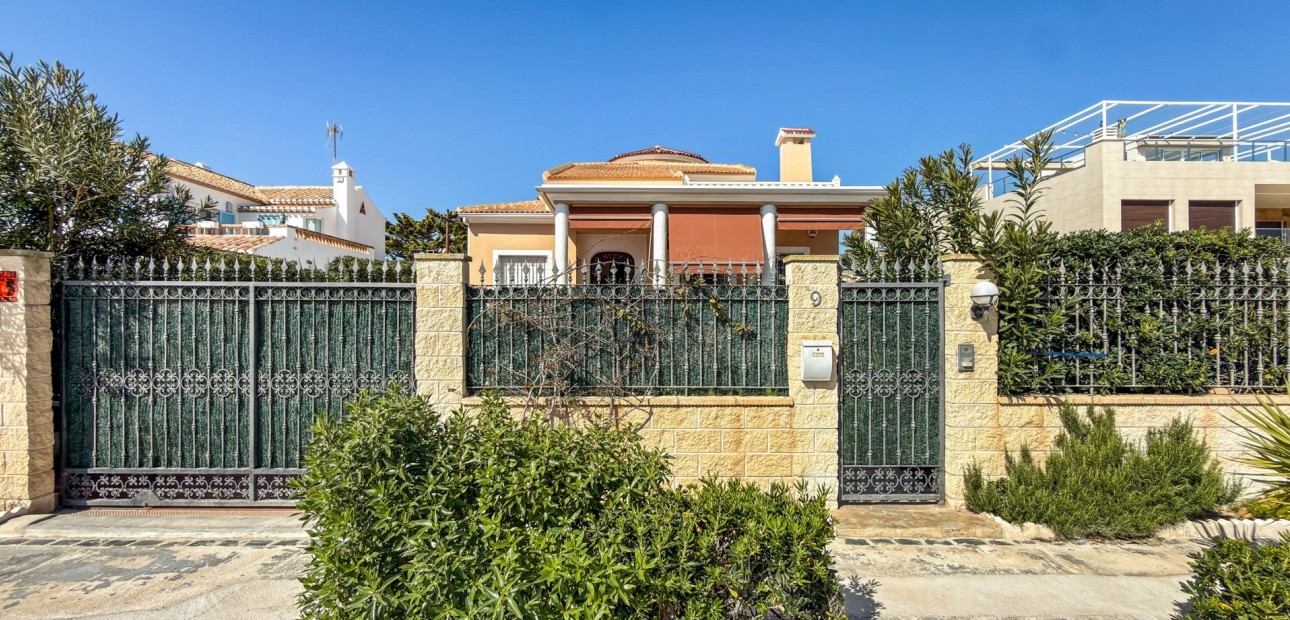 Sale - Detached Villa -
Torrevieja - Torrelamata - La Mata