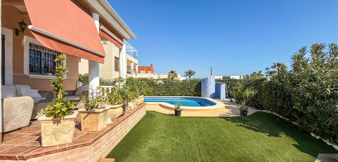 Sale - Detached Villa -
Torrevieja - Torrelamata - La Mata