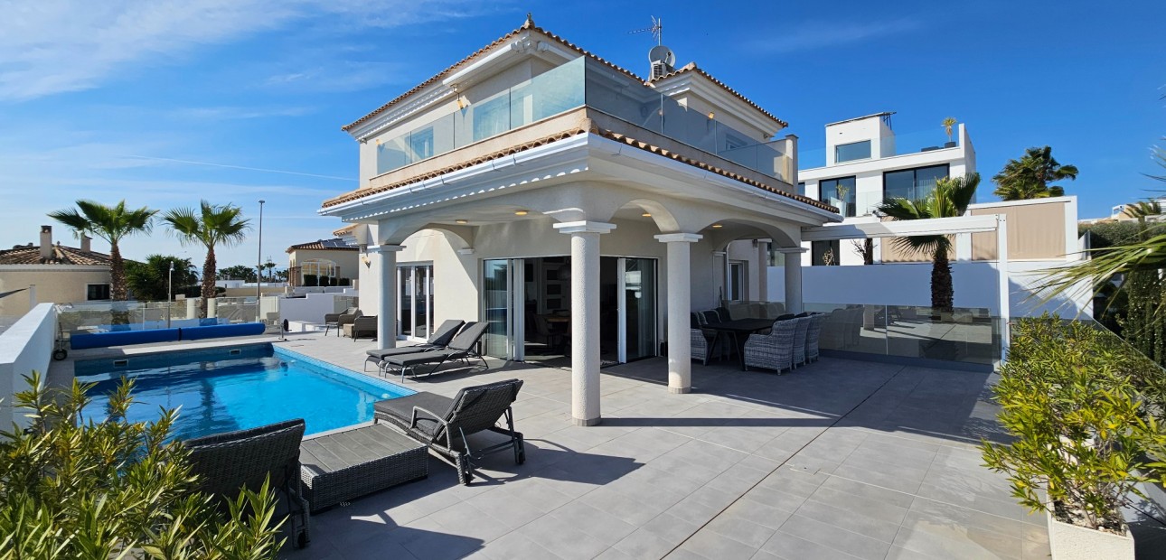 Venta - Detached Villa -
La Marina