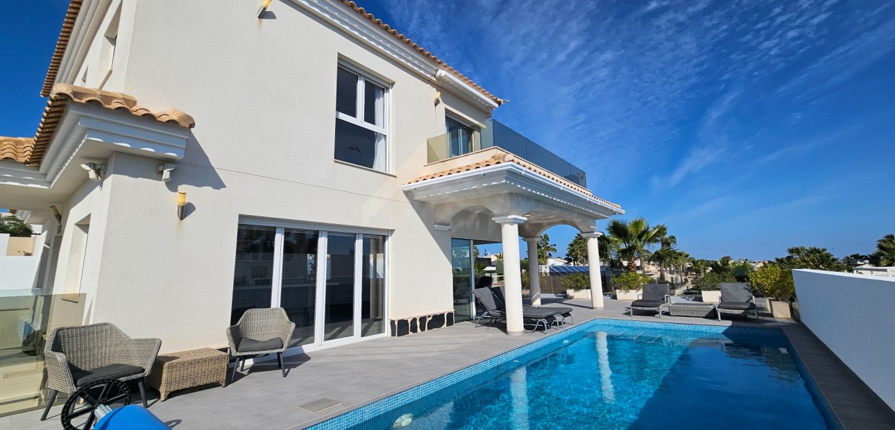 Venta - Detached Villa -
La Marina