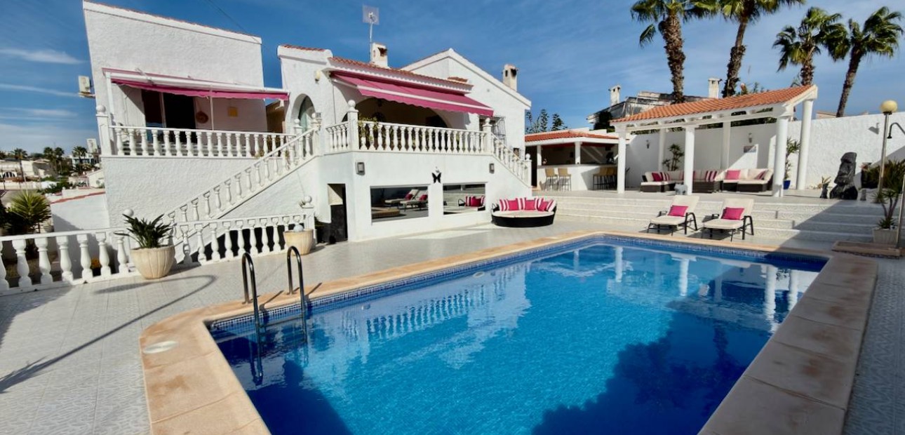 Sale - Villa -
Ciudad Quesada