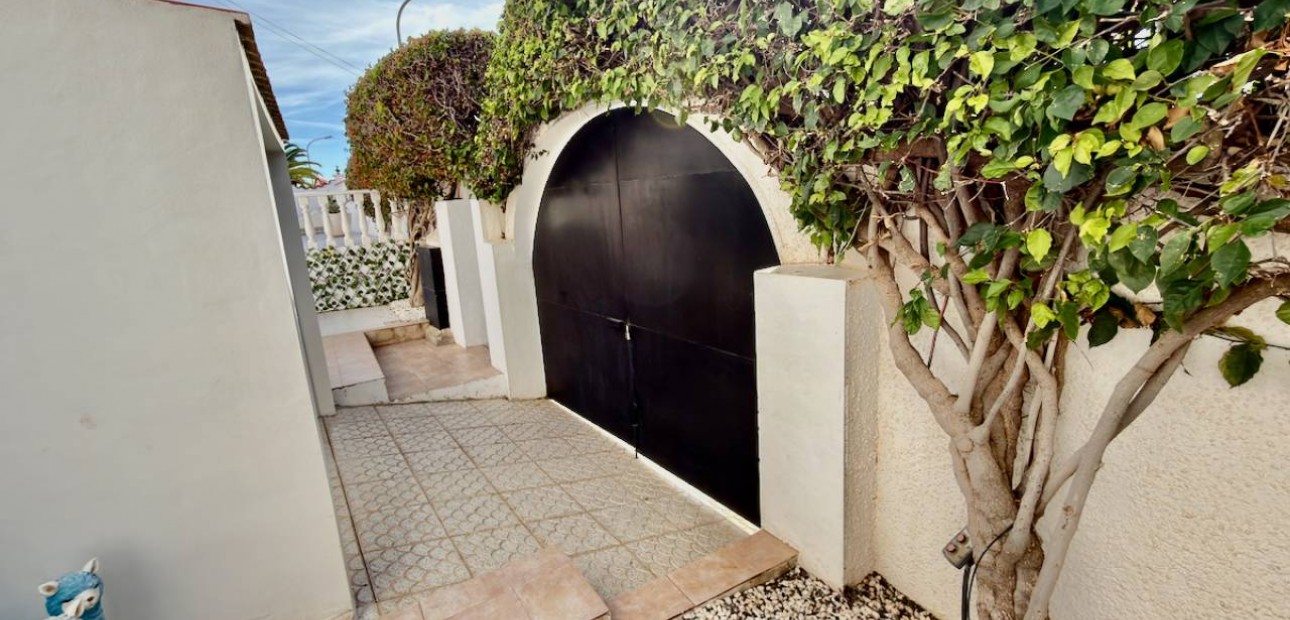 Sale - Villa -
Ciudad Quesada