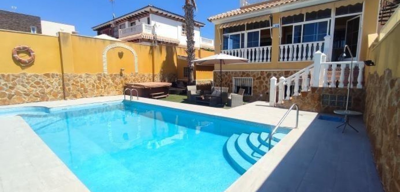 Herverkoop - Villa -
Torrevieja - Aguas nuevas 1