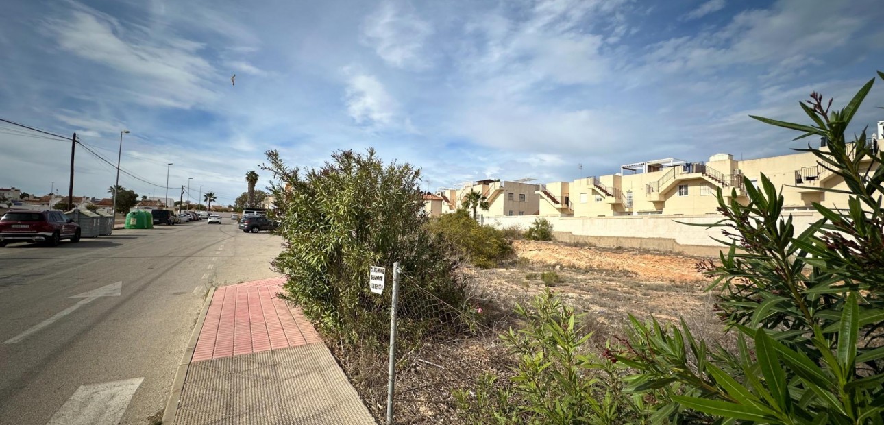 Herverkoop - Perceel / Grond -
Orihuela Costa - La Florida