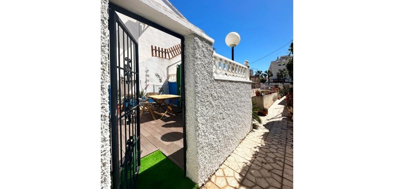 Sale - Bungalow -
Orihuela Costa - La Zenia