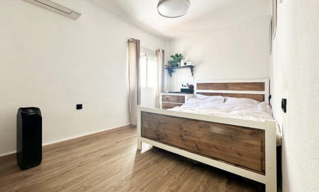 Sale - Bungalow -
Orihuela Costa - La Zenia