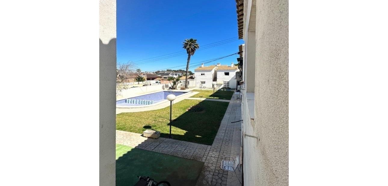 Sale - Bungalow -
Orihuela Costa - La Zenia