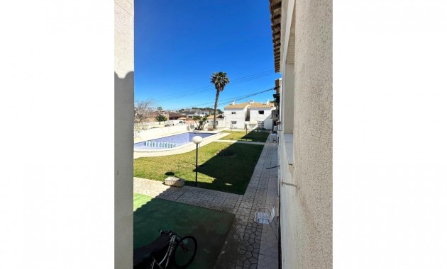 Sale - Bungalow -
Orihuela Costa - La Zenia
