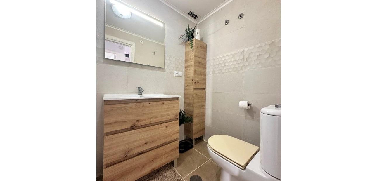 Sale - Bungalow -
Orihuela Costa - La Zenia