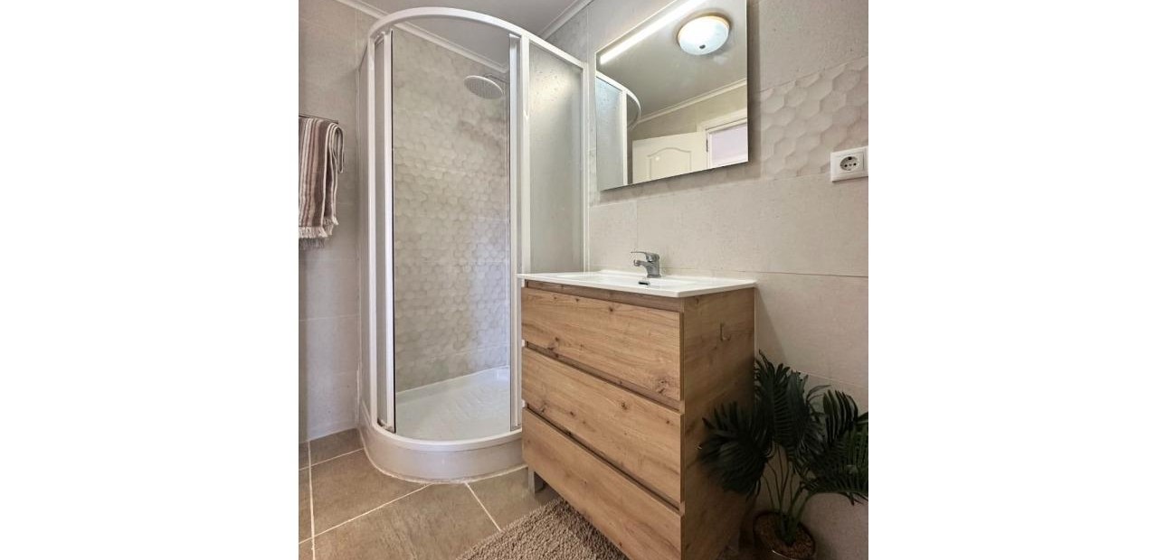 Sale - Bungalow -
Orihuela Costa - La Zenia