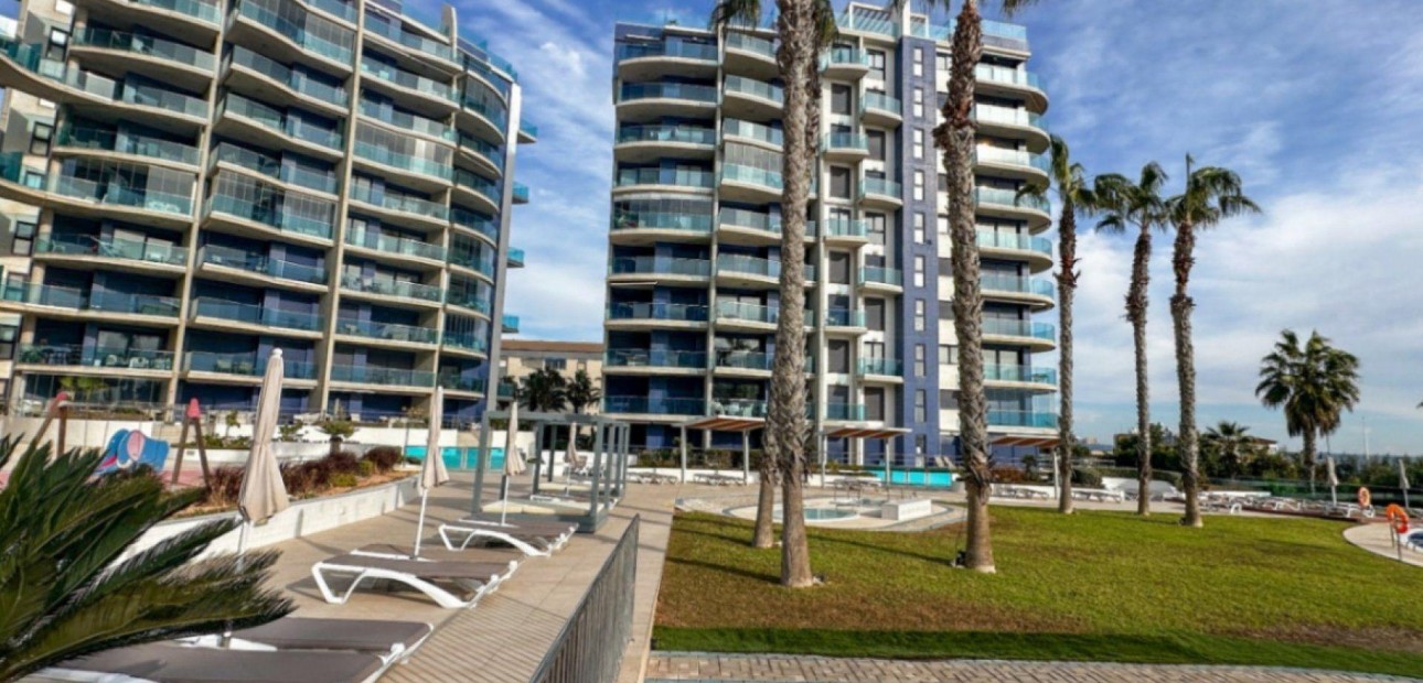 Sale - Apartment / flat -
Torrevieja - Punta prima