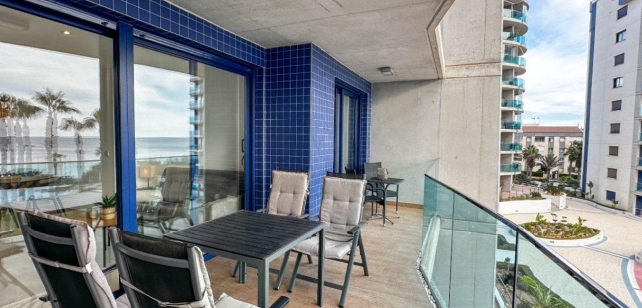 Sale - Apartment / flat -
Torrevieja - Punta prima
