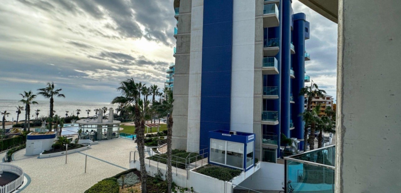 Sale - Apartment / flat -
Torrevieja - Punta prima