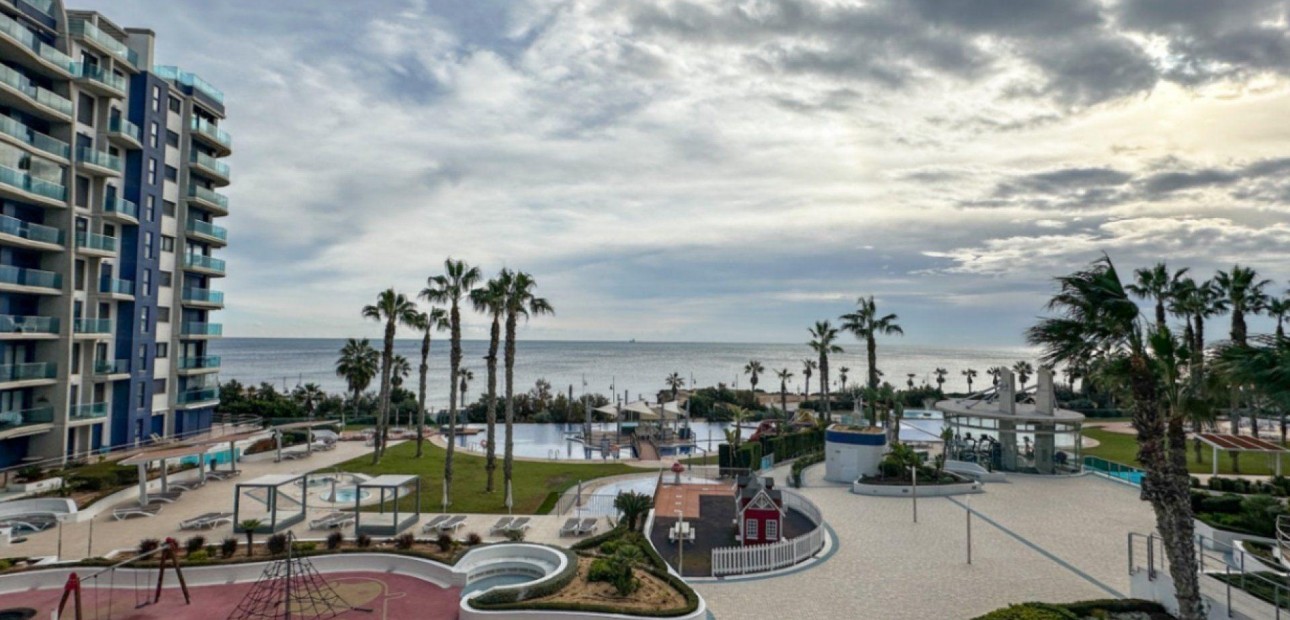 Sale - Apartment / flat -
Torrevieja - Punta prima