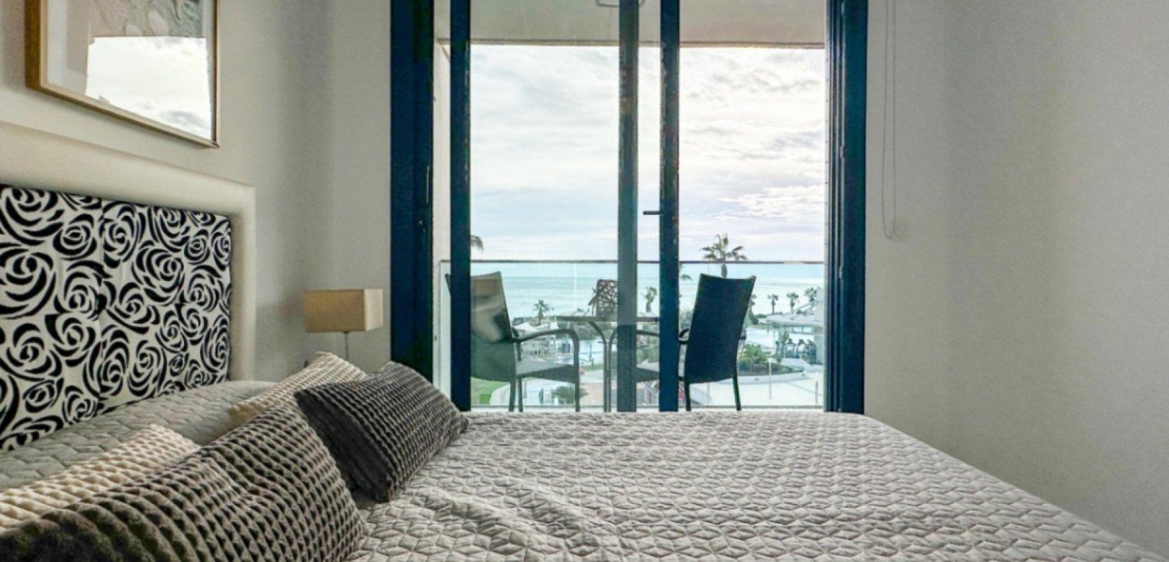 Sale - Apartment / flat -
Torrevieja - Punta prima