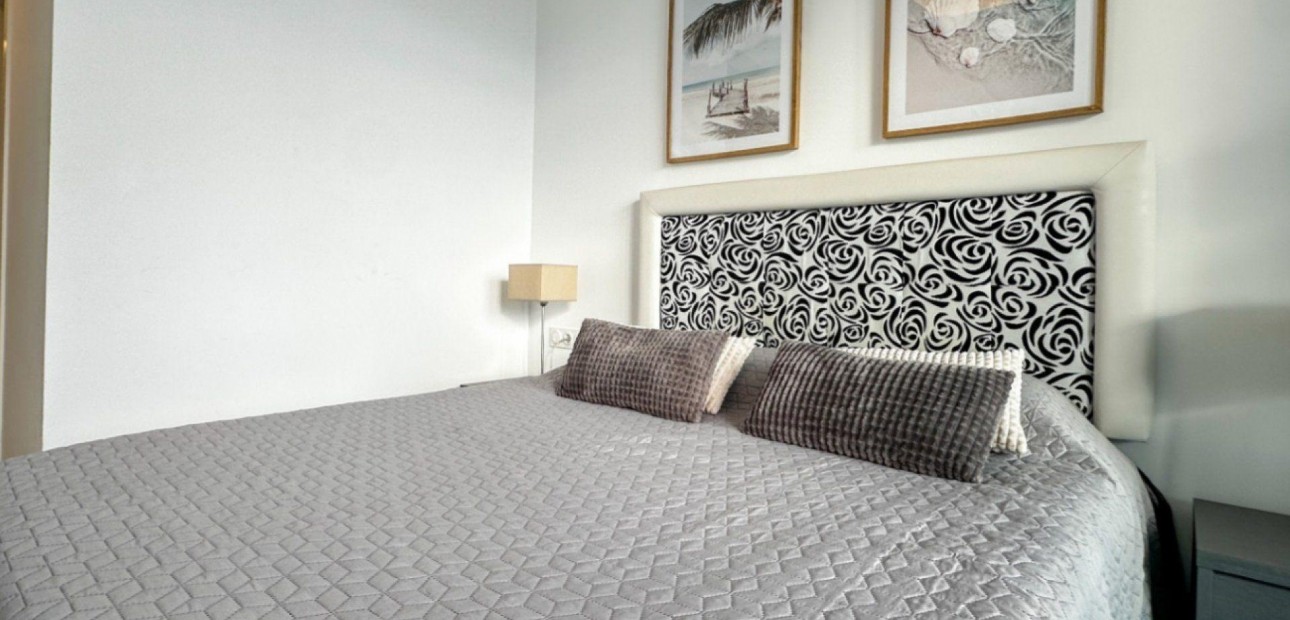 Sale - Apartment / flat -
Torrevieja - Punta prima