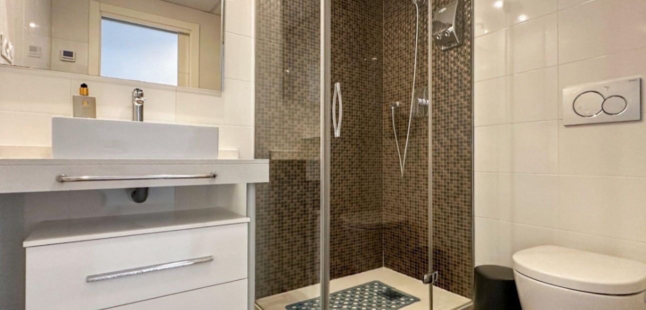 Sale - Apartment / flat -
Torrevieja - Punta prima