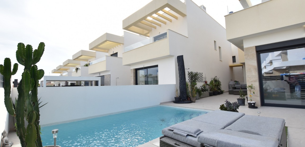 Sale - Detached Villa -
Los Montesinos - La Herrada