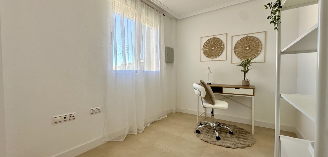 Sale - Apartment / flat -
Torrevieja - Torrevieja - Centre