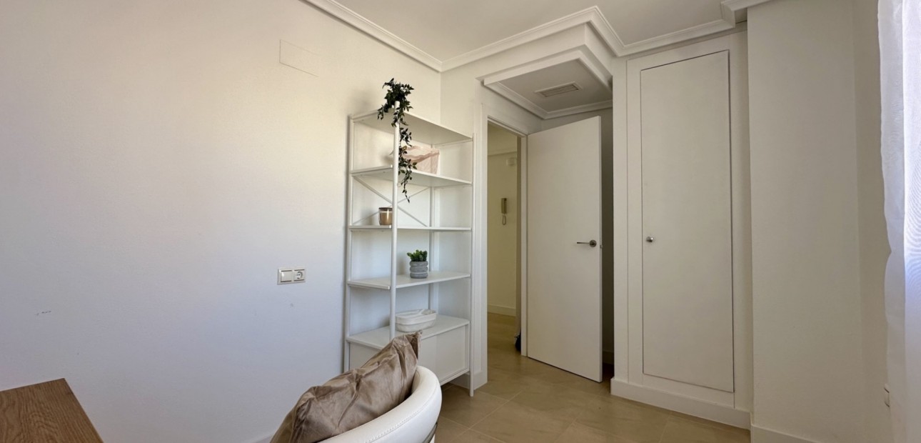 Sale - Apartment / flat -
Torrevieja - Torrevieja - Centre