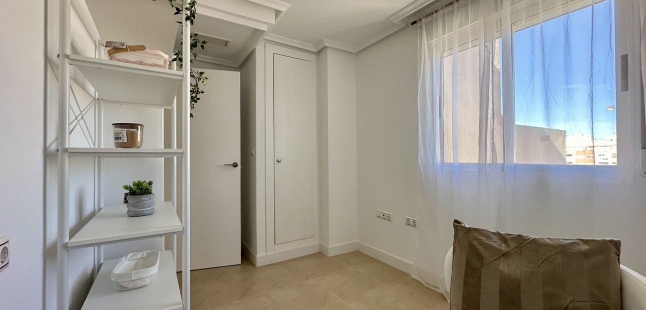 Sale - Apartment / flat -
Torrevieja - Torrevieja - Centre