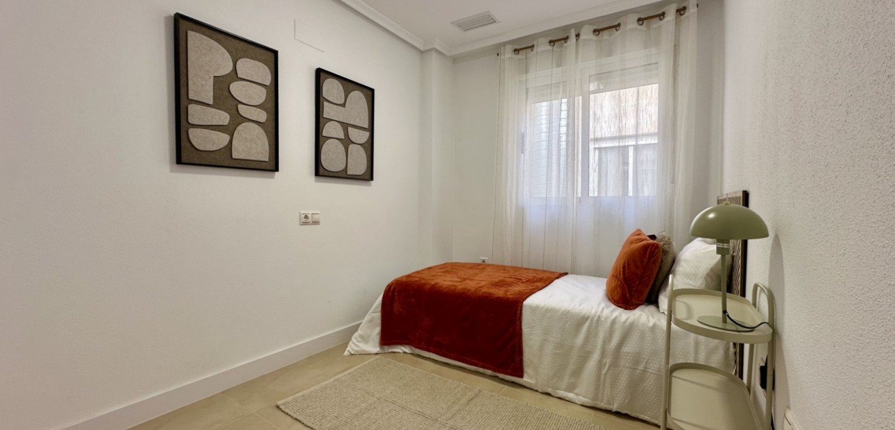 Sale - Apartment / flat -
Torrevieja - Torrevieja - Centre