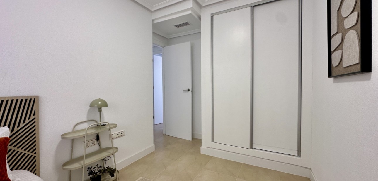 Sale - Apartment / flat -
Torrevieja - Torrevieja - Centre