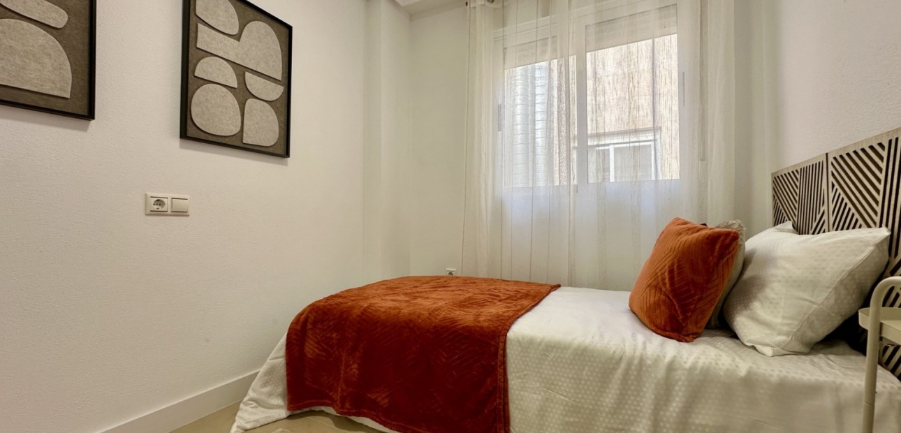 Sale - Apartment / flat -
Torrevieja - Torrevieja - Centre