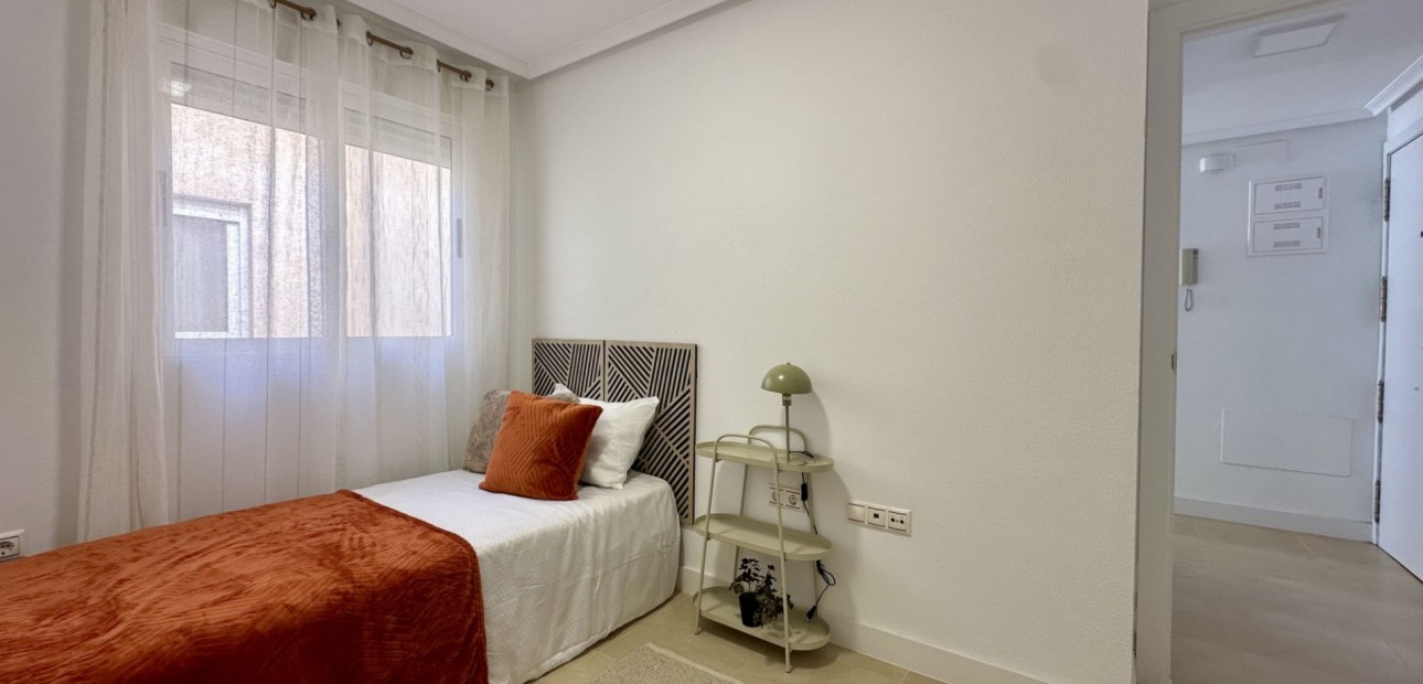 Sale - Apartment / flat -
Torrevieja - Torrevieja - Centre