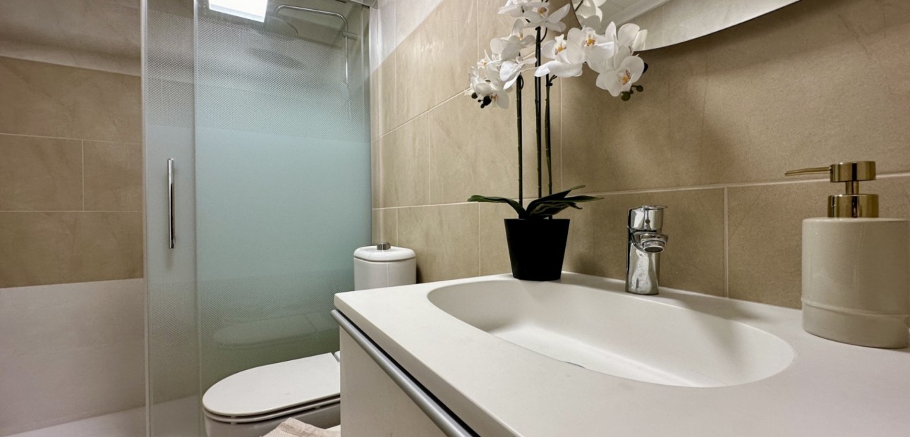 Sale - Apartment / flat -
Torrevieja - Torrevieja - Centre