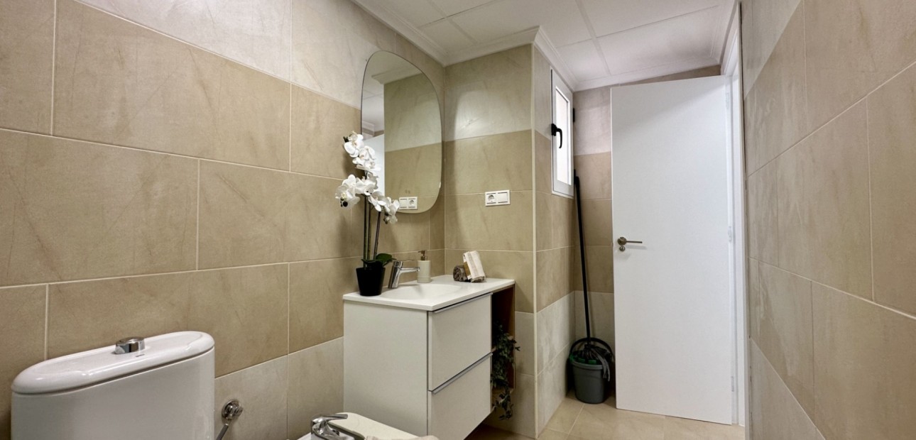 Sale - Apartment / flat -
Torrevieja - Torrevieja - Centre