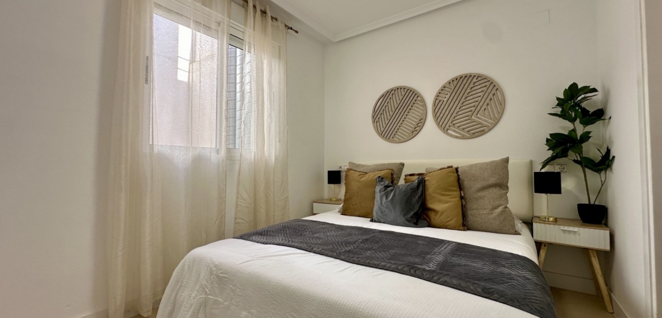 Sale - Apartment / flat -
Torrevieja - Torrevieja - Centre