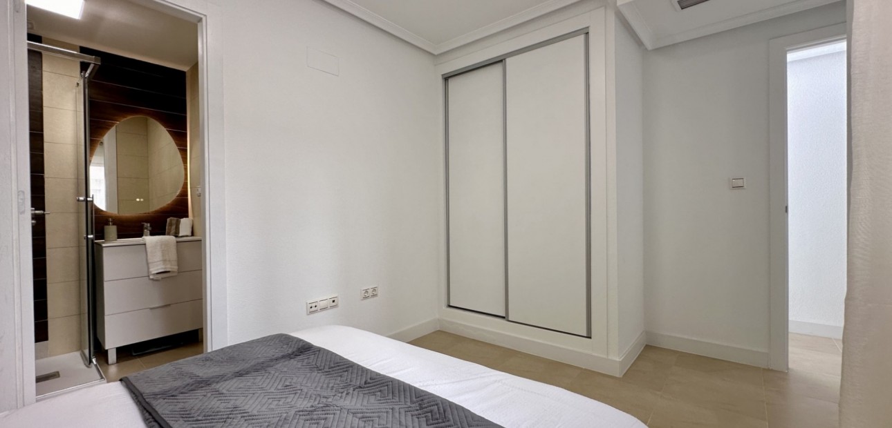 Sale - Apartment / flat -
Torrevieja - Torrevieja - Centre