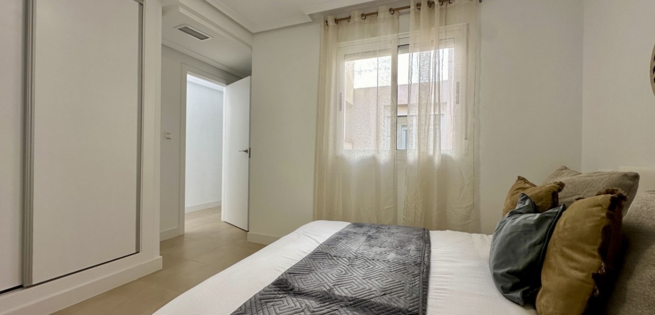 Sale - Apartment / flat -
Torrevieja - Torrevieja - Centre