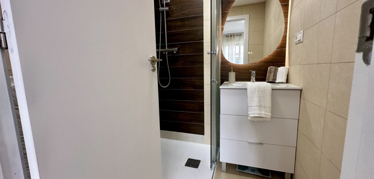 Sale - Apartment / flat -
Torrevieja - Torrevieja - Centre