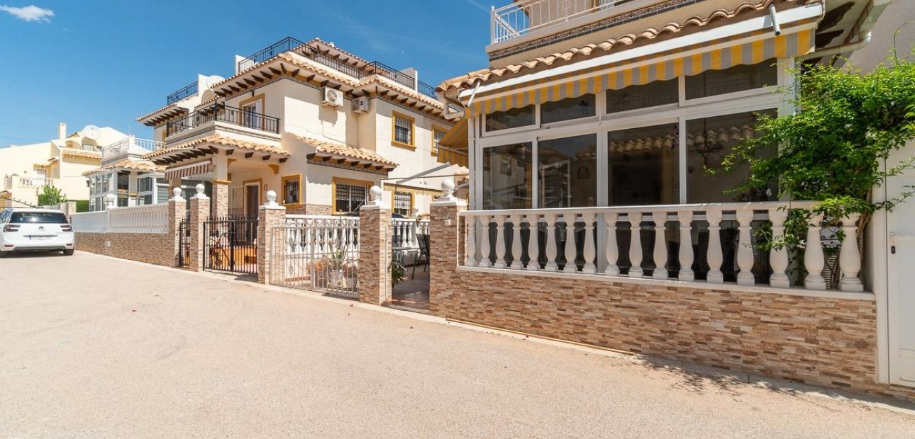 Sale - Terraced house -
Orihuela Costa - Playa Flamenca