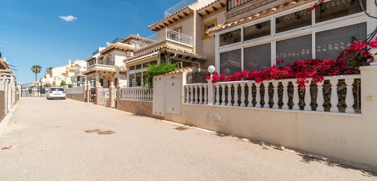 Sale - Terraced house -
Orihuela Costa - Playa Flamenca