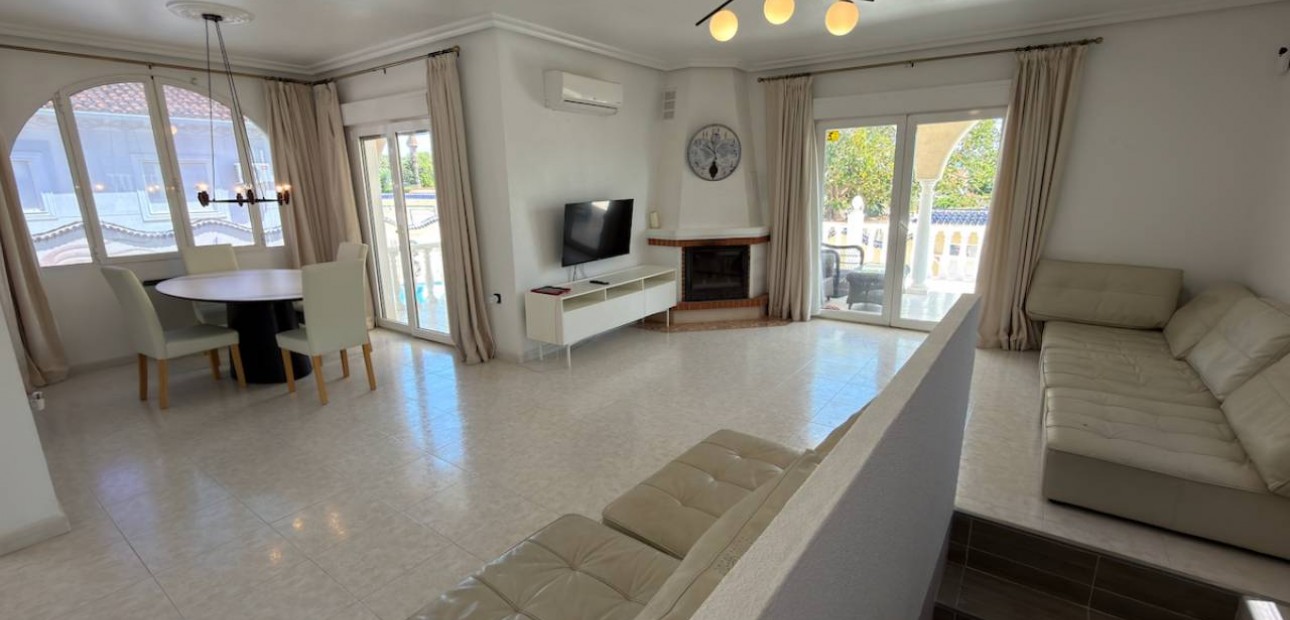 Sale - Villa -
Ciudad Quesada - Urbanizaciones