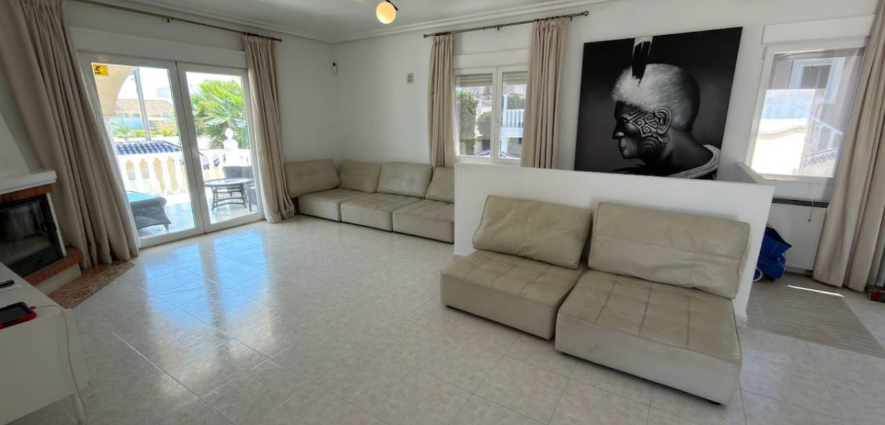 Sale - Villa -
Ciudad Quesada - Urbanizaciones