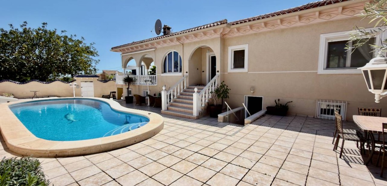 Sale - Villa -
Ciudad Quesada - Urbanizaciones