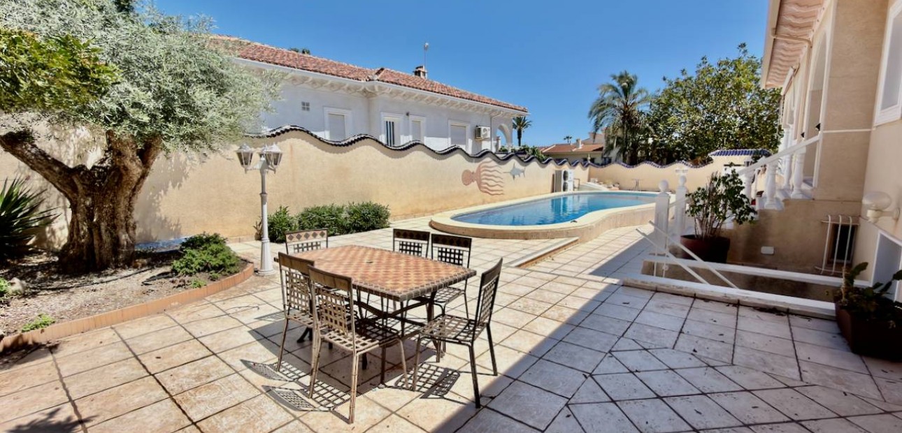 Sale - Villa -
Ciudad Quesada - Urbanizaciones