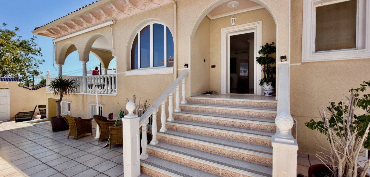 Sale - Villa -
Ciudad Quesada - Urbanizaciones