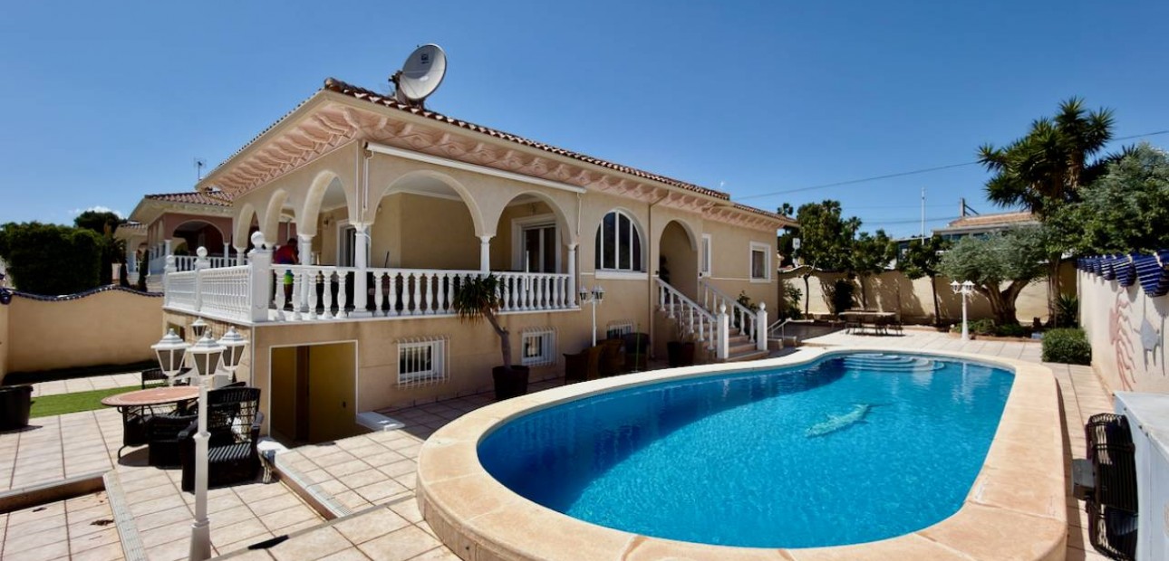 Sale - Villa -
Ciudad Quesada - Urbanizaciones