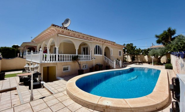Sale - Villa -
Ciudad Quesada - Urbanizaciones