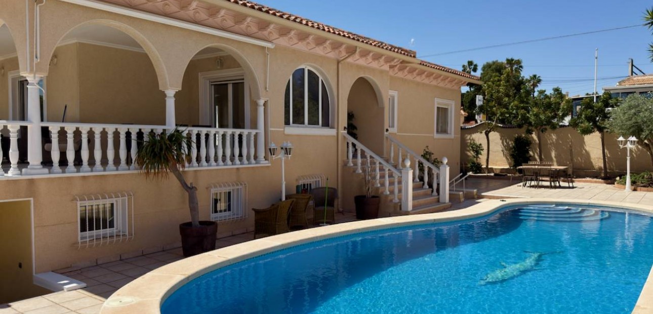 Sale - Villa -
Ciudad Quesada - Urbanizaciones
