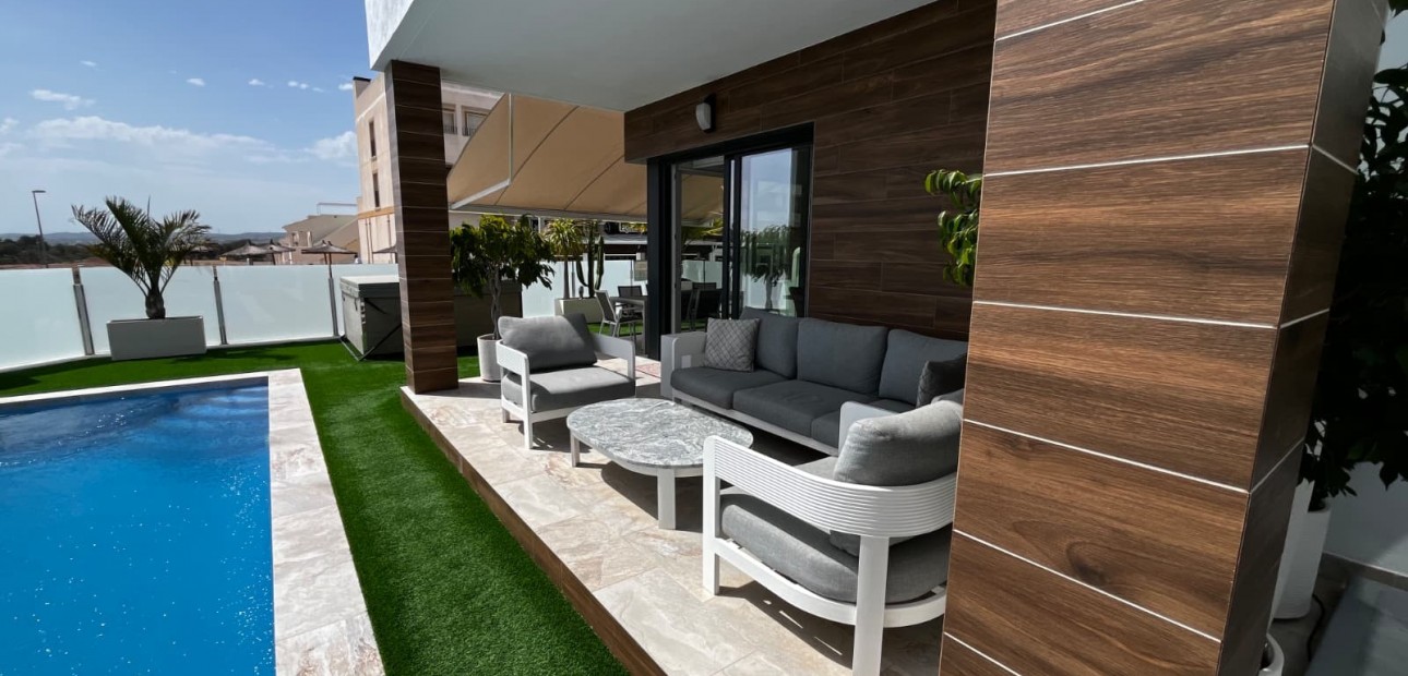 Sale - Detached Villa -
Los Montesinos - Entre Naranjos / Vistabella Golf