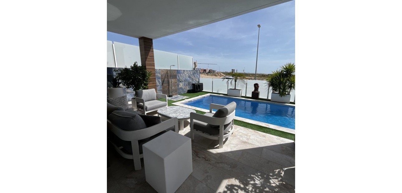 Sale - Detached Villa -
Los Montesinos - Entre Naranjos / Vistabella Golf