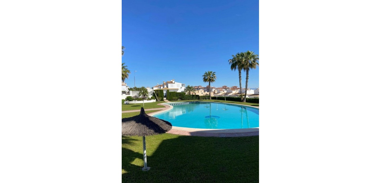 Sale - Bungalow -
Torrevieja - Torre la mata